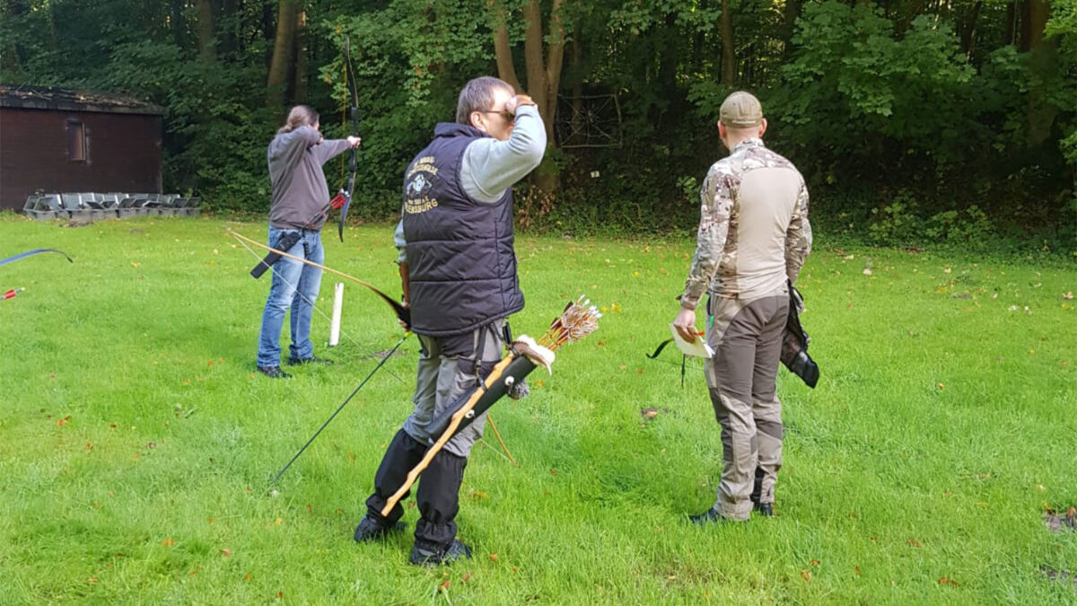 Die Sportbogenschützen auf der Wiese.