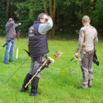 Die Sportbogenschützen auf der Wiese.